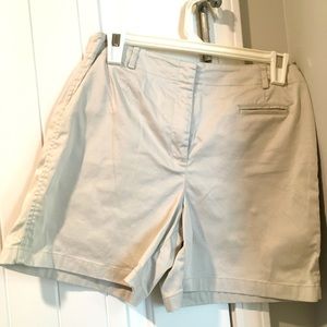 Ann Taylor Womens flat front shorts size 4